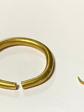 2) Die interessantesten Stücke... Ein Haken und ein Ring.